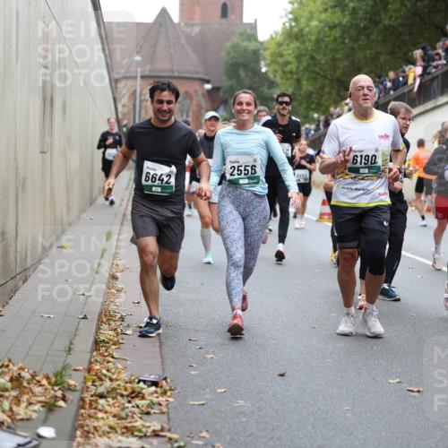 05.10.2025 - 20. swb-Marathon Bremen Michael Strokosch http://msf.ph/oto/9222126 05.10.2025 12:58:53 Laufen 6642, 2556, 50, 6190, 3142 meine-sportfotos.de