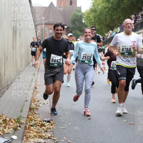 05.10.2025 - 20. swb-Marathon Bremen Michael Strokosch http://msf.ph/oto/9222127 05.10.2025 12:58:53 Laufen 6642, 09, 6190, 2556, 74, 314, 57 meine-sportfotos.de