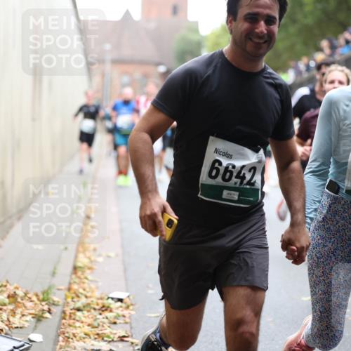 05.10.2025 - 20. swb-Marathon Bremen Michael Strokosch http://msf.ph/oto/9222134 05.10.2025 12:58:55 Laufen 6642, 2556 meine-sportfotos.de