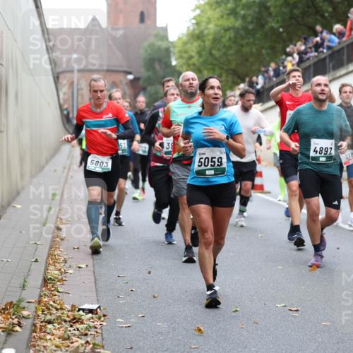 05.10.2025 - 20. swb-Marathon Bremen Michael Strokosch http://msf.ph/oto/9222156 05.10.2025 12:59:01 Laufen 5803, 39, 5059, 4897, 718 meine-sportfotos.de