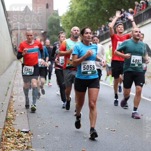 05.10.2025 - 20. swb-Marathon Bremen Michael Strokosch http://msf.ph/oto/9222157 05.10.2025 12:59:02 Laufen 5803, 39, 5059, 4897 meine-sportfotos.de