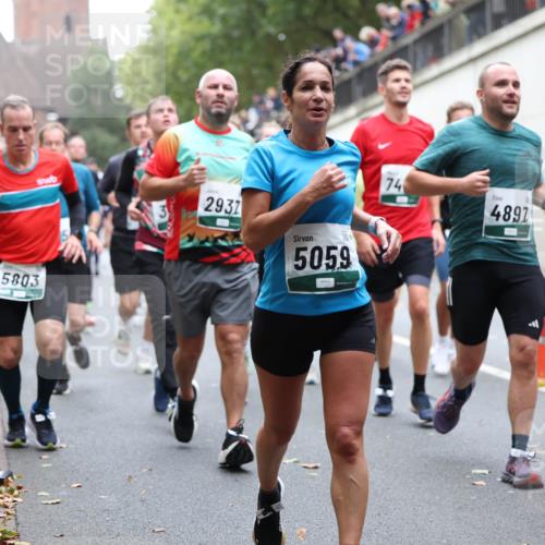 05.10.2025 - 20. swb-Marathon Bremen Michael Strokosch http://msf.ph/oto/9222160 05.10.2025 12:59:02 Laufen 5803, 2937, 5059, 74, 4897 meine-sportfotos.de