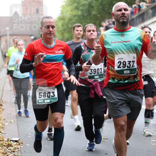 05.10.2025 - 20. swb-Marathon Bremen Michael Strokosch http://msf.ph/oto/9222164 05.10.2025 12:59:03 Laufen 5803, 07114, 3907, 20, 25, 2937 meine-sportfotos.de