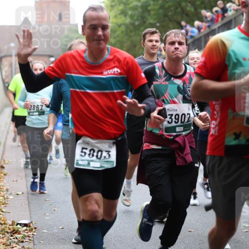 05.10.2025 - 20. swb-Marathon Bremen Michael Strokosch http://msf.ph/oto/9222165 05.10.2025 12:59:04 Laufen 3867, 5803, 3902, 2931 meine-sportfotos.de