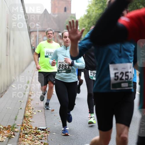 05.10.2025 - 20. swb-Marathon Bremen Michael Strokosch http://msf.ph/oto/9222168 05.10.2025 12:59:05 Laufen 7085, 8867, 59, 5251, 580 meine-sportfotos.de