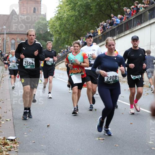 05.10.2025 - 20. swb-Marathon Bremen Michael Strokosch http://msf.ph/oto/9222182 05.10.2025 12:59:09 Laufen 4856, 3564, 3468, 53, 2809 meine-sportfotos.de