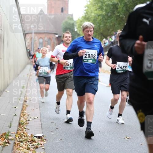 05.10.2025 - 20. swb-Marathon Bremen Michael Strokosch http://msf.ph/oto/9222188 05.10.2025 12:59:12 Laufen 4866, 547, 2968, 3564, 3468 meine-sportfotos.de