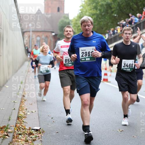 05.10.2025 - 20. swb-Marathon Bremen Michael Strokosch http://msf.ph/oto/9222189 05.10.2025 12:59:12 Laufen 4856, 854, 296, 3468, 4878 meine-sportfotos.de