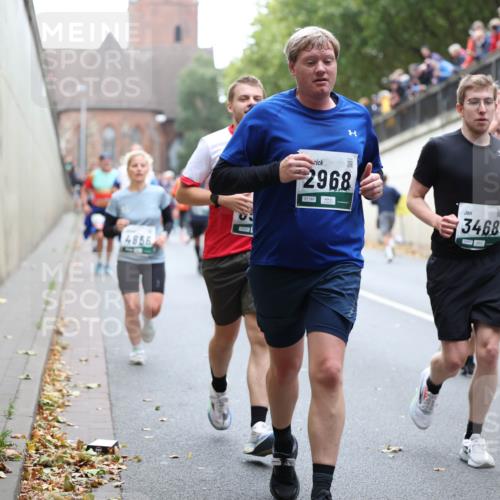 05.10.2025 - 20. swb-Marathon Bremen Michael Strokosch http://msf.ph/oto/9222191 05.10.2025 12:59:12 Laufen 4856, 2968, 3468, 4878 meine-sportfotos.de