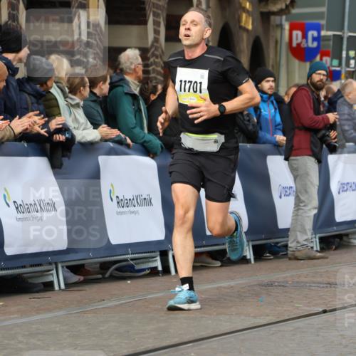 05.10.2025 - 20. swb-Marathon Bremen Strokosch-Dieckow http://msf.ph/oto/9222196 05.10.2025 10:41:43 Ziel 9253, 11701 meine-sportfotos.de