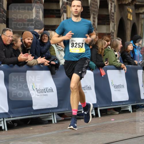05.10.2025 - 20. swb-Marathon Bremen Strokosch-Dieckow http://msf.ph/oto/9222215 05.10.2025 10:41:45 Ziel 9253, 10880, 11581, 11701, 11710 meine-sportfotos.de