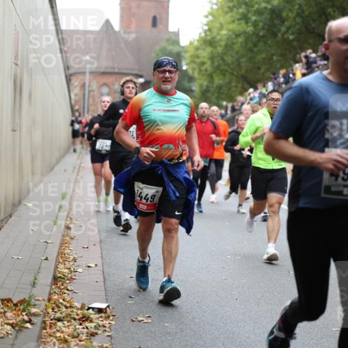 05.10.2025 - 20. swb-Marathon Bremen Michael Strokosch http://msf.ph/oto/9222216 05.10.2025 12:59:18 Laufen 7856, 20, 4991, 449 meine-sportfotos.de