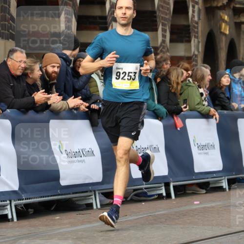05.10.2025 - 20. swb-Marathon Bremen Strokosch-Dieckow http://msf.ph/oto/9222219 05.10.2025 10:41:45 Ziel 9253, 10880, 11581, 11701, 11710 meine-sportfotos.de