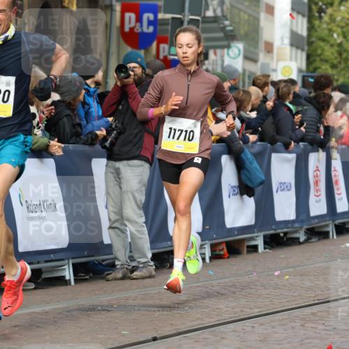 05.10.2025 - 20. swb-Marathon Bremen Strokosch-Dieckow http://msf.ph/oto/9222237 05.10.2025 10:41:51 Ziel 9884, 10104, 10155, 10691, 10880, 11581, 11710 meine-sportfotos.de