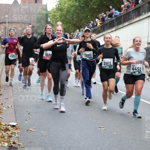 05.10.2025 - 20. swb-Marathon Bremen Michael Strokosch http://msf.ph/oto/9222239 05.10.2025 12:59:25 Laufen 4125, 107, 1698, 7661, 53, 3911, 4450, 4451 meine-sportfotos.de