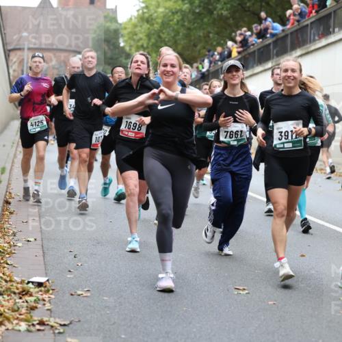 05.10.2025 - 20. swb-Marathon Bremen Michael Strokosch http://msf.ph/oto/9222242 05.10.2025 12:59:26 Laufen 4125, 34, 1698, 7661, 391, 107, 4450 meine-sportfotos.de