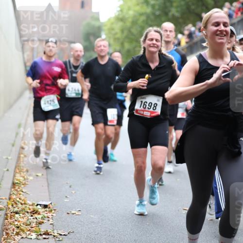 05.10.2025 - 20. swb-Marathon Bremen Michael Strokosch http://msf.ph/oto/9222244 05.10.2025 12:59:27 Laufen 4125, 09837, 1698, 39 meine-sportfotos.de