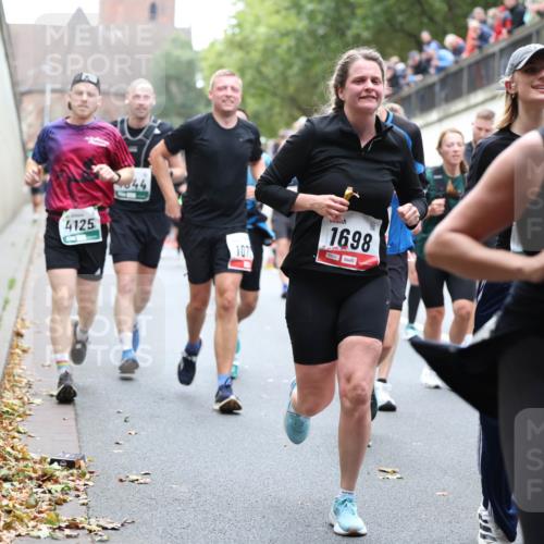 05.10.2025 - 20. swb-Marathon Bremen Michael Strokosch http://msf.ph/oto/9222246 05.10.2025 12:59:27 Laufen 4125, 107, 1698, 00072 meine-sportfotos.de
