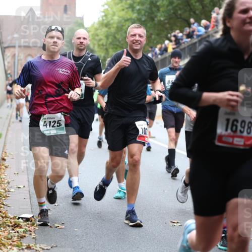 05.10.2025 - 20. swb-Marathon Bremen Michael Strokosch http://msf.ph/oto/9222250 05.10.2025 12:59:28 Laufen 86, 4125, 107, 1698 meine-sportfotos.de