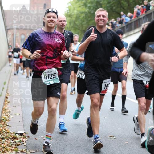 05.10.2025 - 20. swb-Marathon Bremen Michael Strokosch http://msf.ph/oto/9222251 05.10.2025 12:59:28 Laufen 4125, 920, 10, 1698 meine-sportfotos.de