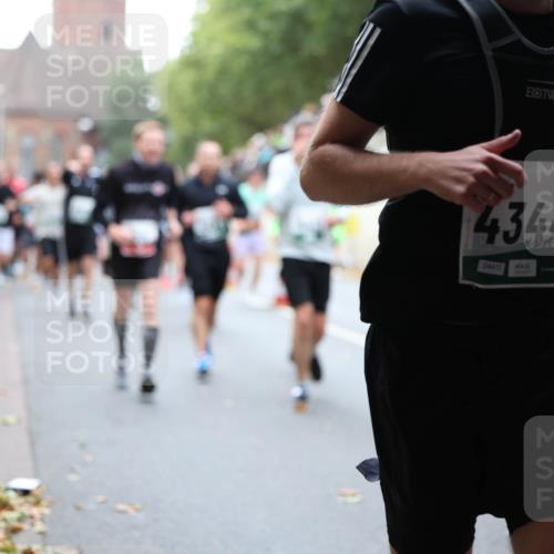 05.10.2025 - 20. swb-Marathon Bremen Michael Strokosch http://msf.ph/oto/9222258 05.10.2025 12:59:30 Laufen 4344, 04472 meine-sportfotos.de