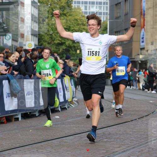 05.10.2025 - 20. swb-Marathon Bremen Strokosch-Dieckow http://msf.ph/oto/9222281 05.10.2025 10:41:53 Ziel 9884, 10104, 10155, 10691, 10880, 11581, 11710 meine-sportfotos.de
