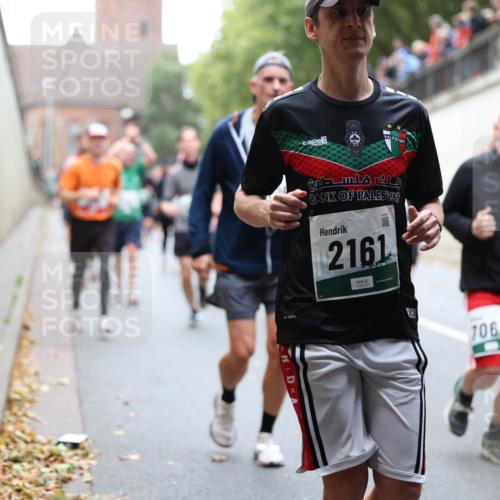 05.10.2025 - 20. swb-Marathon Bremen Michael Strokosch http://msf.ph/oto/9222285 05.10.2025 12:59:40 Laufen 2161, 7062, 395 meine-sportfotos.de