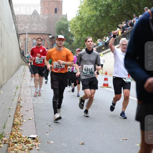 05.10.2025 - 20. swb-Marathon Bremen Michael Strokosch http://msf.ph/oto/9222290 05.10.2025 12:59:41 Laufen 6202, 3, 14, 98, 3, 4945, 2126, 6591 meine-sportfotos.de