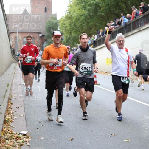 05.10.2025 - 20. swb-Marathon Bremen Michael Strokosch http://msf.ph/oto/9222291 05.10.2025 12:59:42 Laufen 6202, 30, 4945, 6391 meine-sportfotos.de