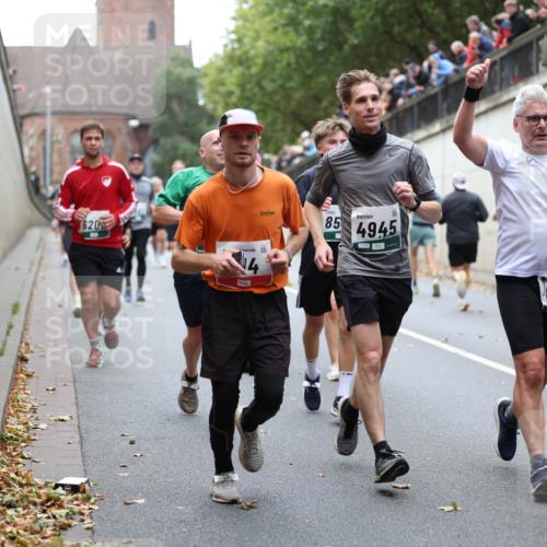 05.10.2025 - 20. swb-Marathon Bremen Michael Strokosch http://msf.ph/oto/9222295 05.10.2025 12:59:42 Laufen 620, 85, 4945, 639 meine-sportfotos.de