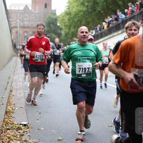 05.10.2025 - 20. swb-Marathon Bremen Michael Strokosch http://msf.ph/oto/9222299 05.10.2025 12:59:43 Laufen 6202, 2006, 7197, 14, 95 meine-sportfotos.de