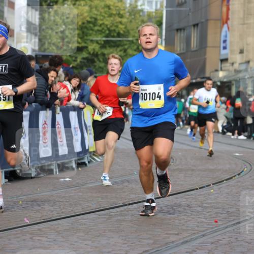 05.10.2025 - 20. swb-Marathon Bremen Strokosch-Dieckow http://msf.ph/oto/9222300 05.10.2025 10:41:56 Ziel 9849, 9884, 10104, 10155, 10691, 11581, 11710 meine-sportfotos.de
