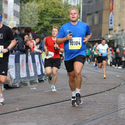 05.10.2025 - 20. swb-Marathon Bremen Strokosch-Dieckow http://msf.ph/oto/9222304 05.10.2025 10:41:56 Ziel 9849, 9884, 10104, 10155, 10691, 11581, 11710 meine-sportfotos.de