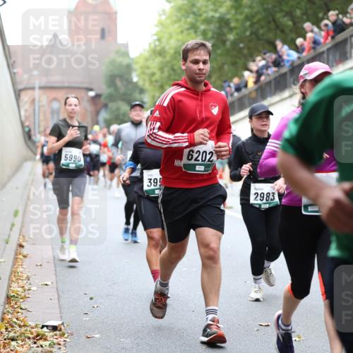 05.10.2025 - 20. swb-Marathon Bremen Michael Strokosch http://msf.ph/oto/9222305 05.10.2025 12:59:45 Laufen 5990, 395, 6202, 2983, 7197 meine-sportfotos.de
