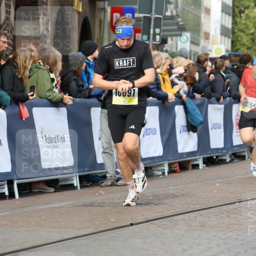 05.10.2025 - 20. swb-Marathon Bremen Strokosch-Dieckow http://msf.ph/oto/9222308 05.10.2025 10:41:57 Ziel 9849, 9884, 10104, 10155, 10691 meine-sportfotos.de