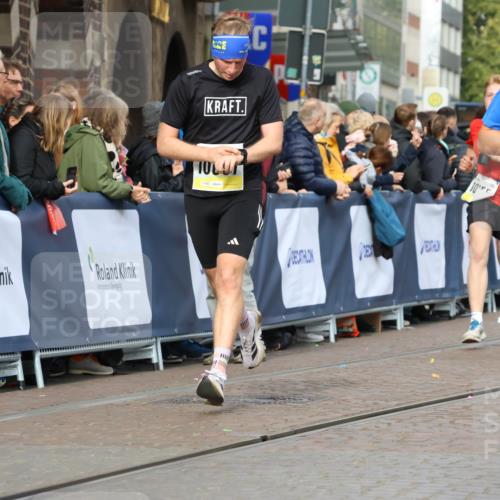 05.10.2025 - 20. swb-Marathon Bremen Strokosch-Dieckow http://msf.ph/oto/9222314 05.10.2025 10:41:57 Ziel 9849, 9884, 10104, 10155, 10691 meine-sportfotos.de