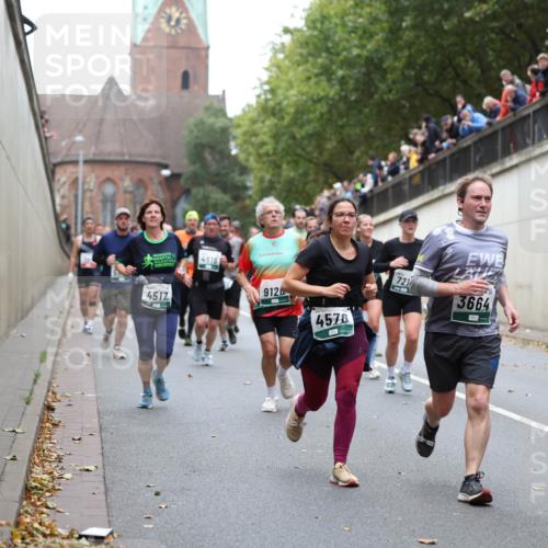 05.10.2025 - 20. swb-Marathon Bremen Michael Strokosch http://msf.ph/oto/9222315 05.10.2025 12:59:49 Laufen 4518, 4517, 912, 4576, 721, 3664 meine-sportfotos.de