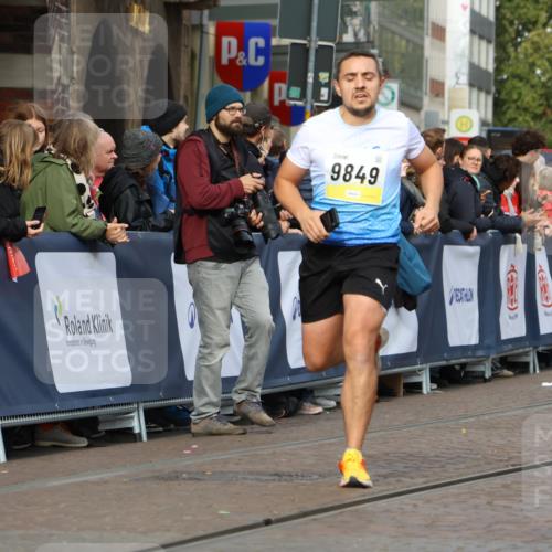 05.10.2025 - 20. swb-Marathon Bremen Strokosch-Dieckow http://msf.ph/oto/9222317 05.10.2025 10:42:03 Ziel 9504, 9849 meine-sportfotos.de