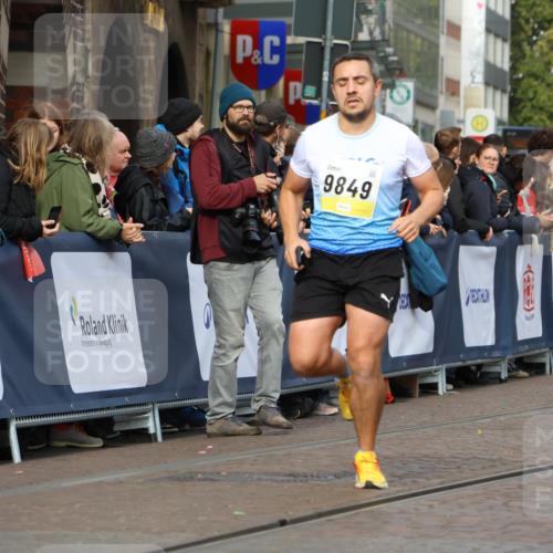 05.10.2025 - 20. swb-Marathon Bremen Strokosch-Dieckow http://msf.ph/oto/9222321 05.10.2025 10:42:03 Ziel 9504, 9849 meine-sportfotos.de