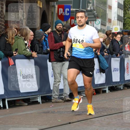 05.10.2025 - 20. swb-Marathon Bremen Strokosch-Dieckow http://msf.ph/oto/9222325 05.10.2025 10:42:03 Ziel 9504, 9849 meine-sportfotos.de