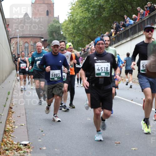 05.10.2025 - 20. swb-Marathon Bremen Michael Strokosch http://msf.ph/oto/9222327 05.10.2025 12:59:53 Laufen 393, 5983, 26, 4518, 59 meine-sportfotos.de