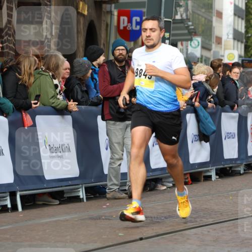 05.10.2025 - 20. swb-Marathon Bremen Strokosch-Dieckow http://msf.ph/oto/9222329 05.10.2025 10:42:03 Ziel 9504, 9849 meine-sportfotos.de