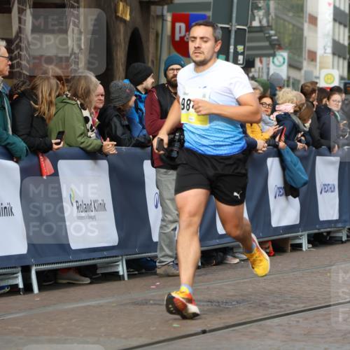 05.10.2025 - 20. swb-Marathon Bremen Strokosch-Dieckow http://msf.ph/oto/9222333 05.10.2025 10:42:03 Ziel 9504, 9849 meine-sportfotos.de