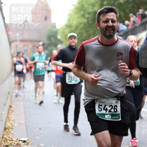 05.10.2025 - 20. swb-Marathon Bremen Michael Strokosch http://msf.ph/oto/9222340 05.10.2025 12:59:56 Laufen 256, 5426 meine-sportfotos.de
