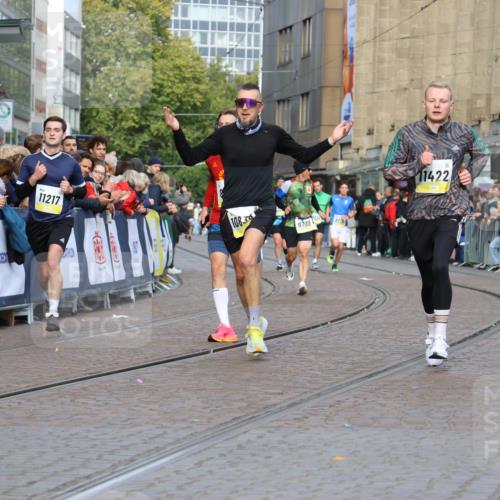 05.10.2025 - 20. swb-Marathon Bremen Strokosch-Dieckow http://msf.ph/oto/9222362 05.10.2025 10:42:13 Ziel 8187, 9364, 9700, 10838, 11217, 11422 meine-sportfotos.de