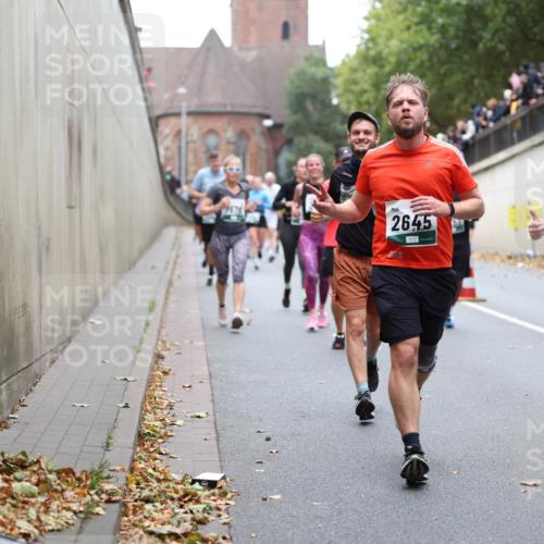 05.10.2025 - 20. swb-Marathon Bremen Michael Strokosch http://msf.ph/oto/9222365 05.10.2025 13:00:04 Laufen 7574, 2645, 6172 meine-sportfotos.de