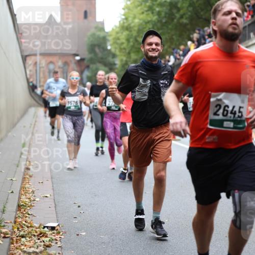 05.10.2025 - 20. swb-Marathon Bremen Michael Strokosch http://msf.ph/oto/9222369 05.10.2025 13:00:05 Laufen 7576, 2645 meine-sportfotos.de