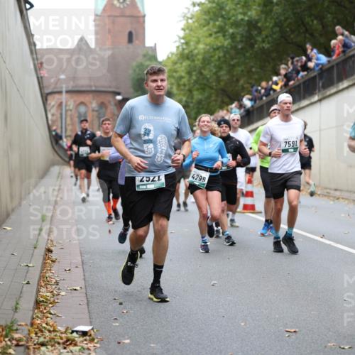 05.10.2025 - 20. swb-Marathon Bremen Michael Strokosch http://msf.ph/oto/9222379 05.10.2025 13:00:10 Laufen 4299, 7591, 5667 meine-sportfotos.de
