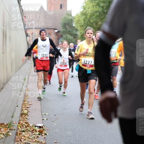 05.10.2025 - 20. swb-Marathon Bremen Michael Strokosch http://msf.ph/oto/9222527 05.10.2025 13:01:05 Laufen 1332, 2226, 1227, 7118, 759 meine-sportfotos.de
