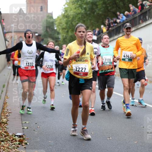 05.10.2025 - 20. swb-Marathon Bremen Michael Strokosch http://msf.ph/oto/9222529 05.10.2025 13:01:06 Laufen 1332, 2226, 1227, 859, 7118, 414, 2506 meine-sportfotos.de
